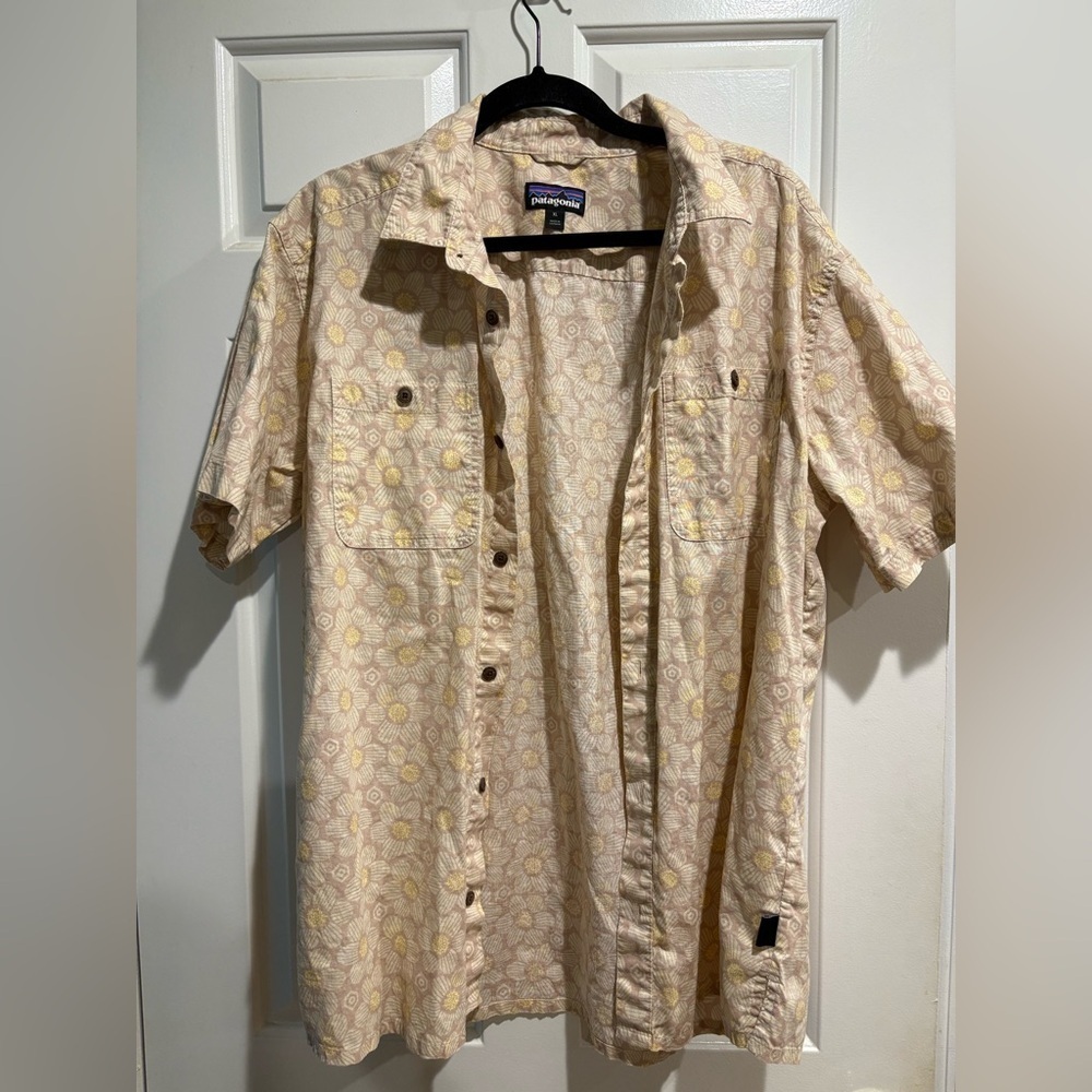 Patagonia Men's Back Step Shirt short sleeve button down beige floral XL